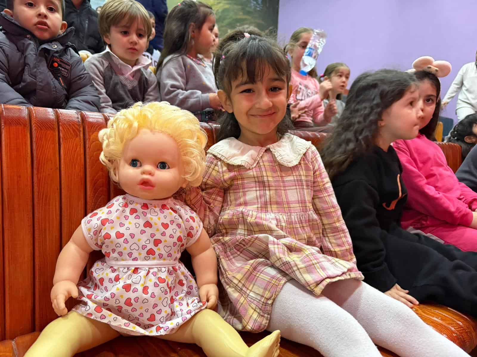 Yalova Belediyesi'nin Mini Sirk Gösterisi Çocuklara Neşeli Anlar Yaşattı