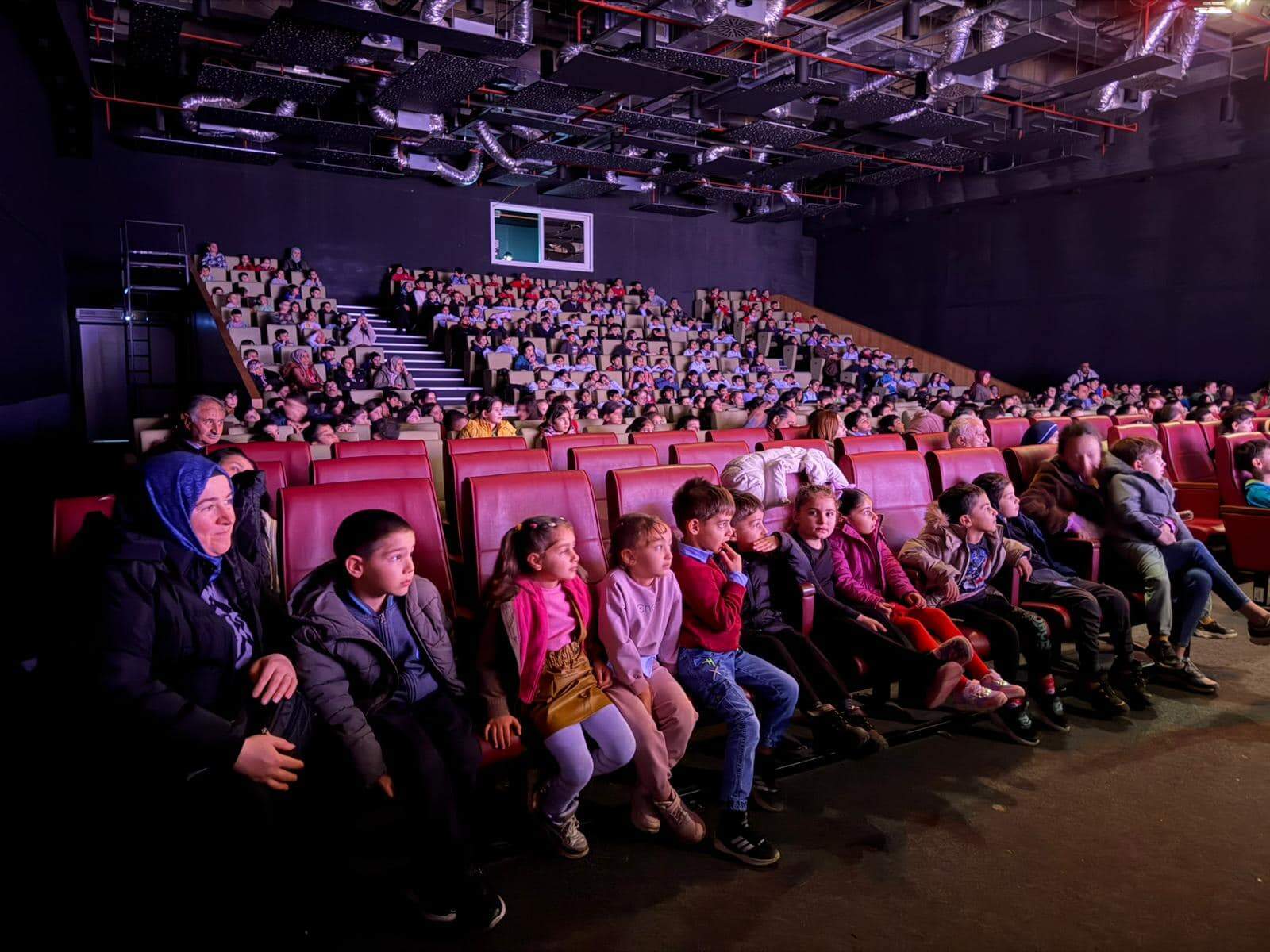 Eti Çocuk Tiyatrosu Yalova’da Binlerce Öğrenciye Ücretsiz Tiyatro Deneyimi Sundu